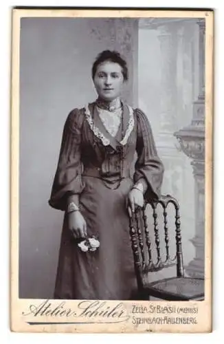 Fotografie Atelier Schüler, Zella St. Blasii, Dame in hochgeschlossenem Kleid