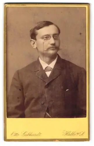 Fotografie Otto Gebhardt, Halle a. S., Poststrasse 9-10, Porträt eines eleganten Herrn mit Brille