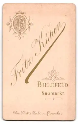 Fotografie Fritz Küken, Bielefeld, Neumarkt, Zwei Damen in eleganter Kleidung