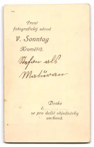Fotografie V. Sonntag, Kromeríž, Porträt eines jungen Mannes im Anzug