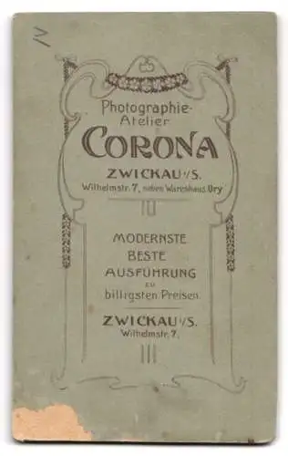 Fotografie Atelier Corona, Zwickau i. S., Wilhelmstr. 7, Kind auf kunstvoll verziertem Stuhl sitzend