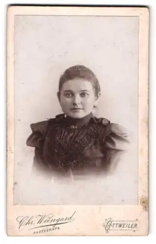 Fotografie Chr. Weingard, Ottweiler, Portrait einer jungen Frau in eleganter Kleidung