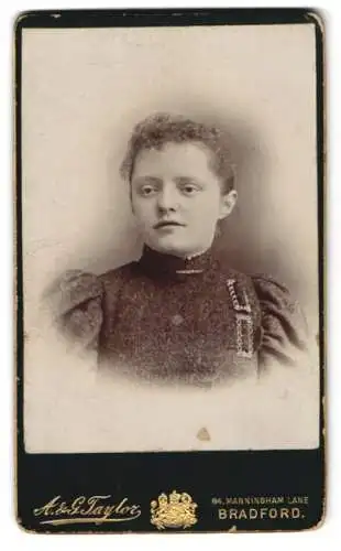 Fotografie A. & G. Taylor, Bradford, Manningham Lane 64, Porträt einer jungen Frau