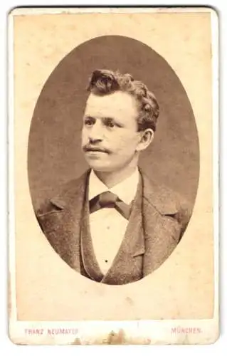 Fotografie Franz Neumayer, München, Neuhauserstrasse 29, Portrait eines eleganten Herrn mit Schnurrbart