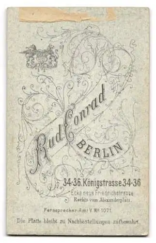 Fotografie Rud. Conrad, Berlin, Königstrasse 34-36, Porträt einer Frau mit elegantem Kleid