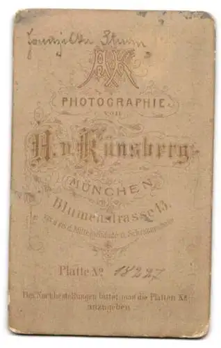 Fotografie A.V. Künsberg, München, Blumenstrasse 13, Porträt einer Dame in elegantem Kleid