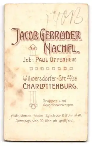 Fotografie Jacob Gebrüder Nachfl., Charlottenburg, Wilmersdorfer-Str. 55 /56, Porträt einer Dame in kariertem Kleid