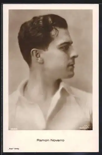 AK Schauspieler Ramon Novarro, seitliches Portrait mit weissem Hemd