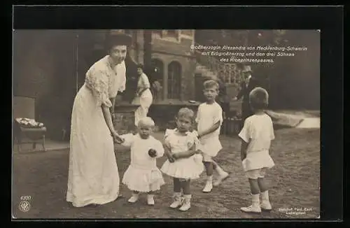 AK Grossherzogin Alexandra von Mecklenburg mit Erbgrossherzog und den drei Söhnen des Kronprinzenpaares