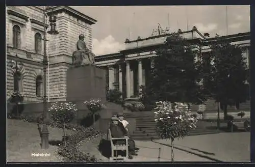 AK Helsinki, Ortspartie an einem Denkmal