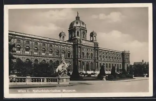 AK Wien, Naturhistorisches Museum mit Anlagen und Skulptur