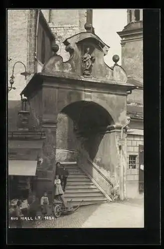 AK Hall, Strassenpartie mit Treppe und Kindern