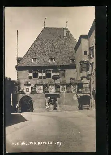 Foto-AK A. Stockhammer: Hall /Tir., Rathaus mit Wappen