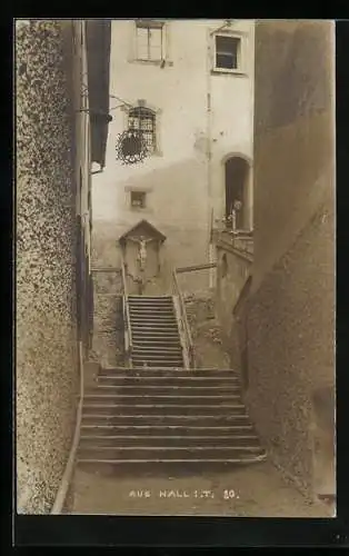 Foto-AK A. Stockhammer: Hall i. T., Treppenaufgang mit Jesusstatue