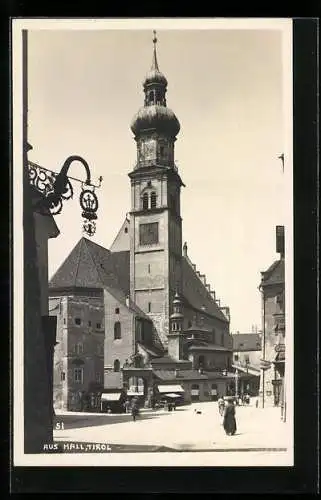 AK Hall /Tirol, Strassenpartie mit Blick zur Kirche