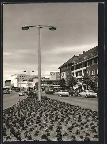 AK Neumünster /Holst., Strassenpartie mit VW Käfer, Autobus