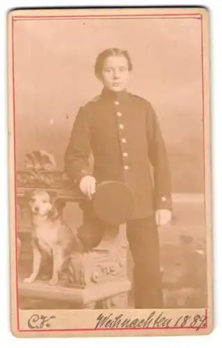 Fotografie unbekannter Fotograf und Ort, Junger Kadett in Uniform mit Diensthund, Weihanchten 1889