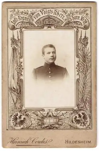 Fotografie Heinrich Cordes, Hildesheim, Junger Kadett des Inft.-Regt. von Voigts-Rhetz, 3. Hann. No. 79, Passepartout