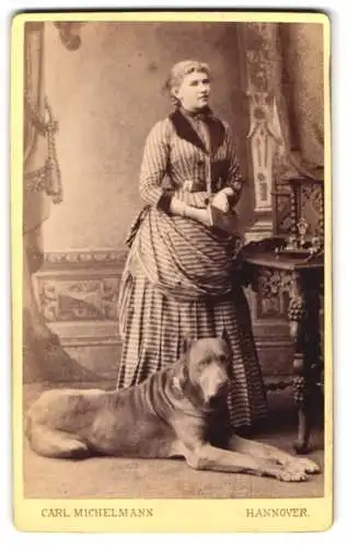 Fotografie Carl Michelmann, Hannover, Georgstrasse 1, Bürgerliche Dame im Kleid mit einem grossen Hund zu ihren Füssen