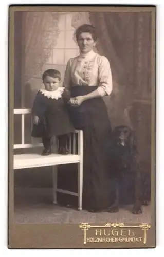 Fotografie Fritz Hugel, Holzkirchen., Bürgerliche Frau mit ihrem Sohn und ihrem Hund, Portrait