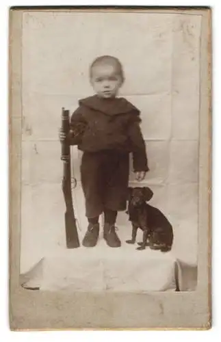 Fotografie unbekannter Fotograf und Ort, Junger Knabe mit einem Spielzeug-Gewehr und seinem kleinen Hund