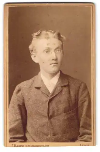 Fotografie Friedrich Haack, Jena, Junger Student R. Dietrich mit Kneifer und verwuscheltem Haar, 1885