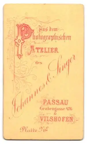 Fotografie Johannes & Singer, Passau, Grabengasse 476, Junger Student mit Couleur und Mütze