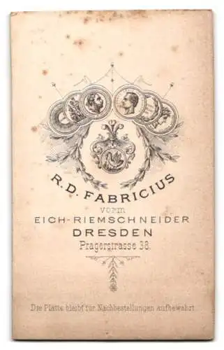 Fotografie R. D. Fabricius, Dresden, Prager-Strasse 38, Junger Student mit Schnurrbart in vollem Wichs mit Biertönnchen