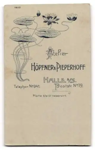 Fotografie Höpfner & Pieperhoff, Halle a. S., Poststrasse 19, Student in vollem Wichs, Verbindungszeichen am Stürmer