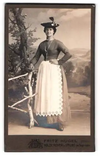 Fotografie Fritz Hugel, Holzkirchen, Portrait einer jungen Frau in Tracht mit Feder am Hut