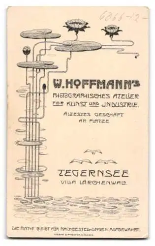 Fotografie W. Hoffmann, Tegernsee, Junger Mann in Tracht mit einem Wanderstab und Lederhose