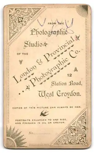 Fotografie London and Provincial Photographic Co., London, Zwei englische Ministranten-Knaben mit Familie