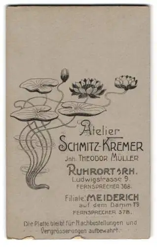 Fotografie Schmitz-Kremer, Ruhrort a. Rh., Ludwigstr. 9, Seerosen im Jugendstil, Junger Mann im Anzug auf Foto