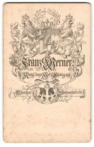 Fotografie Franz Werner, München, Schwanthaler Str. 1, Münchner Kindl und Königliches bayerisches Wappen, Junger Mann