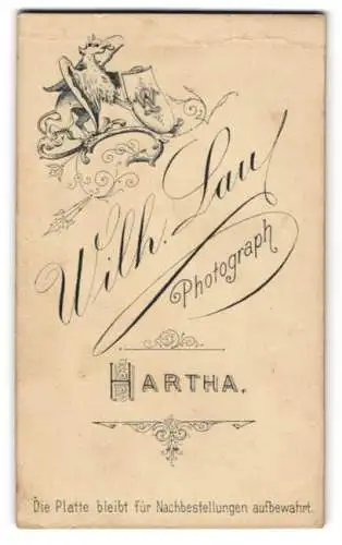 Fotografie Wilh. Lau, Hartha, Greif zeigt Wappenschild mit Monogramm des Fotografen, Portrait eines jungen Mannes