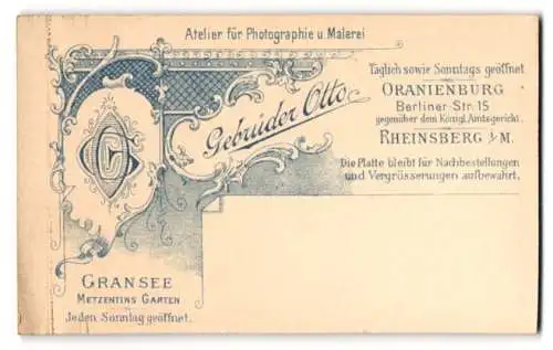 Fotografie Gebrüder Otto, Oranienburg, Berliner-Str. 15, Design mit Fotografen-Monogramm, Portrait eines Herrn im Anzug