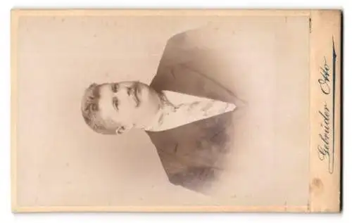 Fotografie Gebrüder Otto, Oranienburg, Berliner-Str. 15, Design mit Fotografen-Monogramm, Portrait eines Herrn im Anzug