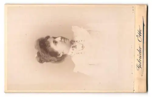 Fotografie Gebrüder Otto, Rheinsberg i. M., Fotografen-Monogramm im Rahmen, Portrait einer jungen Dame im weissen Kleid