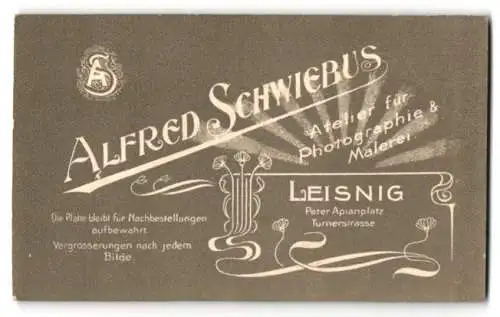 Fotografie Alfred Schwiebus, Leisnig, Peter Apianplatz, Jugendstil-Design und Monogramm, Portrait eines jungen Herrn