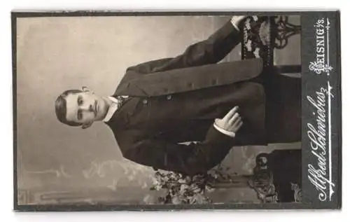 Fotografie Alfred Schwiebus, Leisnig, Peter Apianplatz, Jugendstil-Design und Monogramm, Portrait eines jungen Herrn