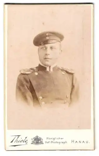 Fotografie Hugo Thiele, Hanau, Junger Uffz. in Uniform Rgt. 6 mit Epauletten und Mütze