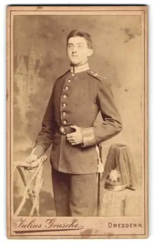 Fotografie Julius Grusche, Dresden, Bautzener Strasse 39, säch. Grenadier in Uniform nebst Pickelhaube mit Rosshaarbusch