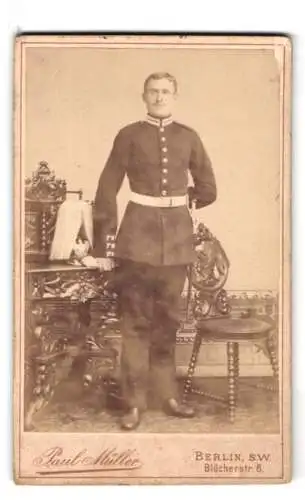 Fotografie Paul Müller, Berlin, Blücherstr. 6, Junger Garde Soldat in Uniform neben seiner Pickelhaube mit Rosshaarbusch