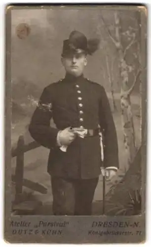 Fotografie Atelier Parsival, Dresden, Königsbrückerstr. 71, Junger Soldat sächsischer Jäger in Uniform mit Bajonett