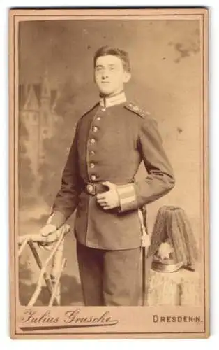 Fotografie Julius Grusche, Dresden, Bautzenerstr. 39, Junger Garde Soldat in Uniform Pickelhaube Rosshaarbusch