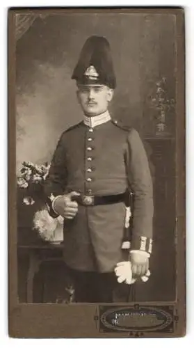 Fotografie Max Neuber, Meinersdorf im Erzgebirge, Garde Soldat in Uniform mit Pickelhaube Rosshaarbusch