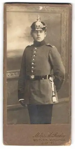 Fotografie M. Radig, Wurzen, Wettinerstr., Junger sächsicher Soldat in Uniform mit Pickelhaube, Rgt. 179