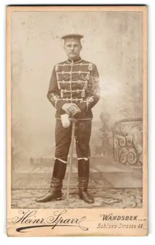 Fotografie Heinr. Sparr, Wandsbek, Schloss-Str. 44, Junger Husar in Uniform mit seinem Säbel