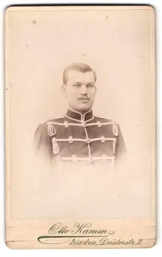 Fotografie Otto Kamm, Linden, Deisterstr. 2, Junger Husar in Uniform mit pomadisiertem Haar