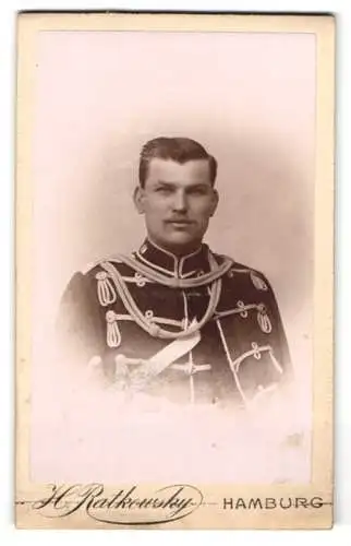 Fotografie H. Ratkowsky, Hamburg, Wandsbecker Chaussee 2, Junger Wandsbecker Husar in Uniform mit Schützenschnüren